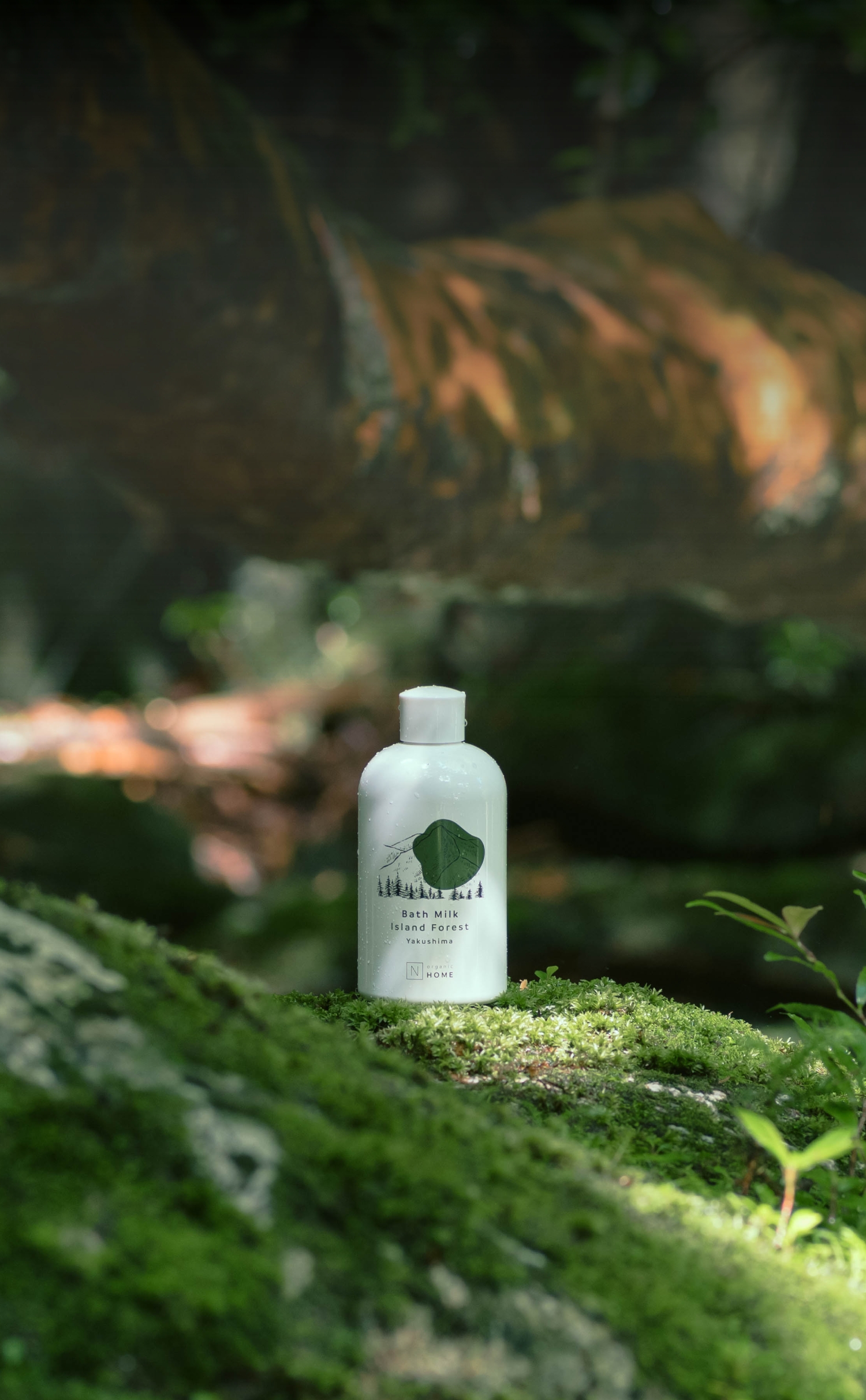 N organic Bath MilkのIsland Forestの商品を屋久島の森の背景で飾った写真