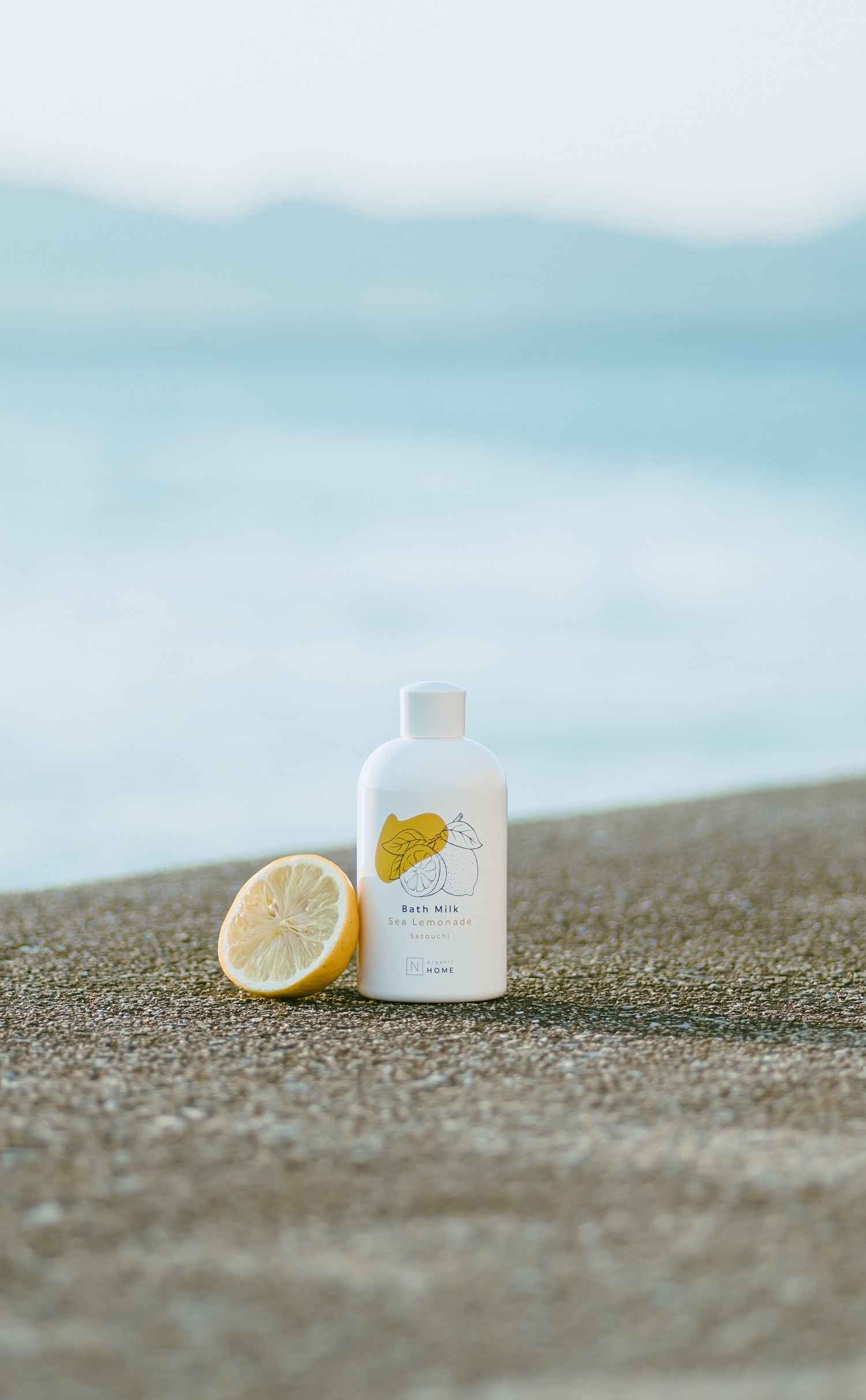 N organic Bath MilkのSea Lemonadeの商品を瀬戸内の海の背景で飾った写真