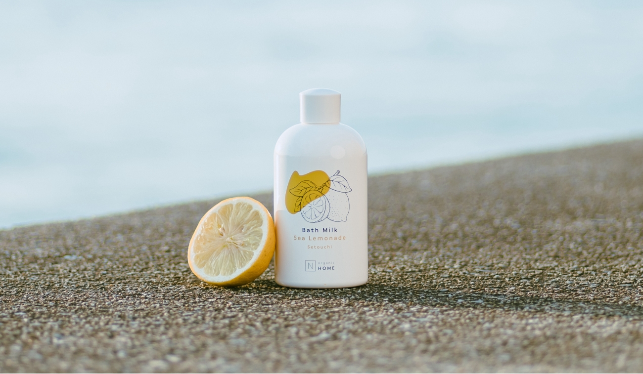 N organic Bath MilkのSea Lemonadeの商品を瀬戸内の海で飾った写真