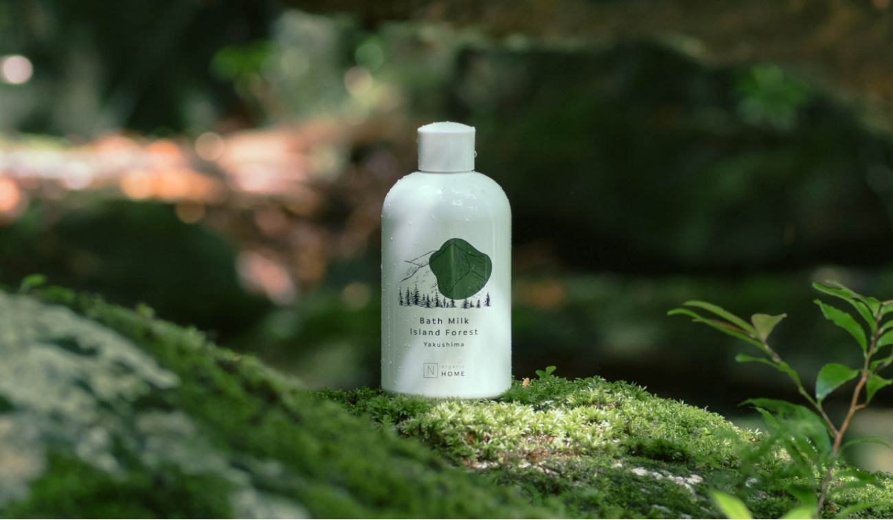 N organic Bath MilkのIsland Forestの商品を屋久島の森で飾った写真
