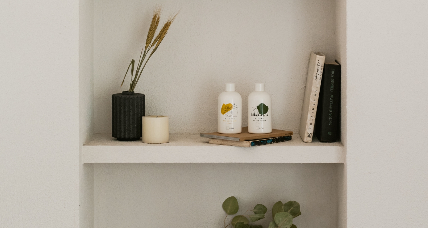 N organic Bath MilkのSea LemonadeとIsland Forestの商品を棚で飾った写真