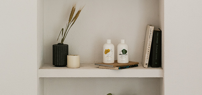 N organic Bath MilkのSea LemonadeとIsland Forestの商品を棚で飾った写真