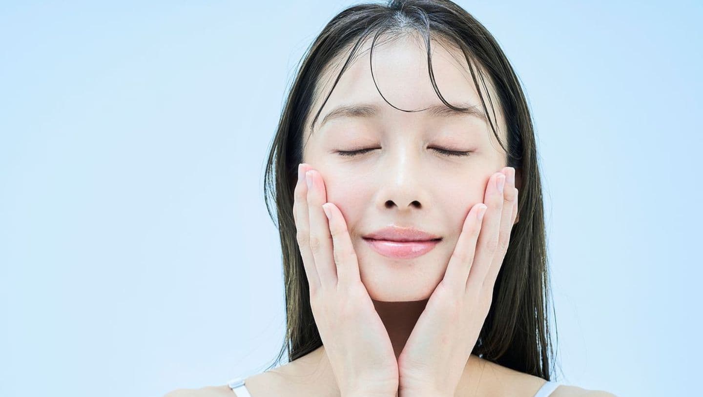 化粧水は一日何回使うのが適切？基本の使い方や肌タイプ別の選び方も解説
