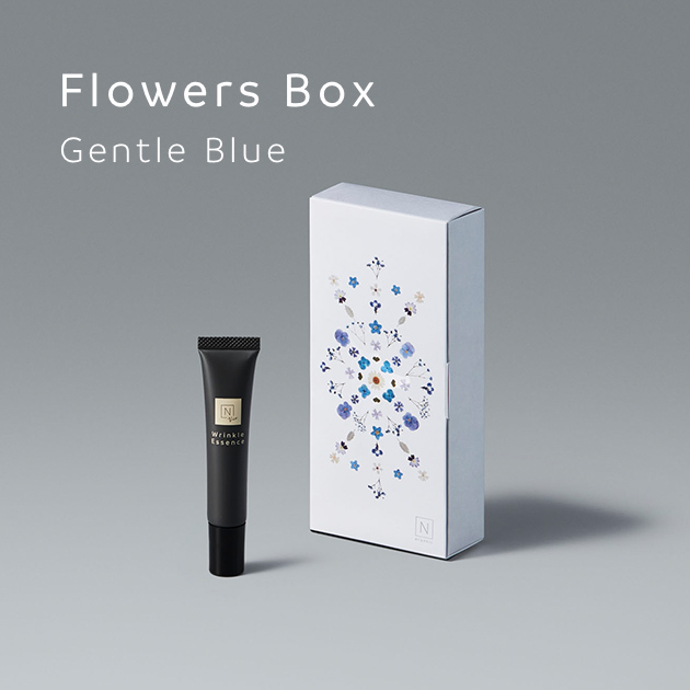 青色の背景に「Flowers Box Gentle Blue」のテキストにN organic VieのWrinkle Essense リンクルパック エッセンスの商品と花形デザインのギフトの箱の写真