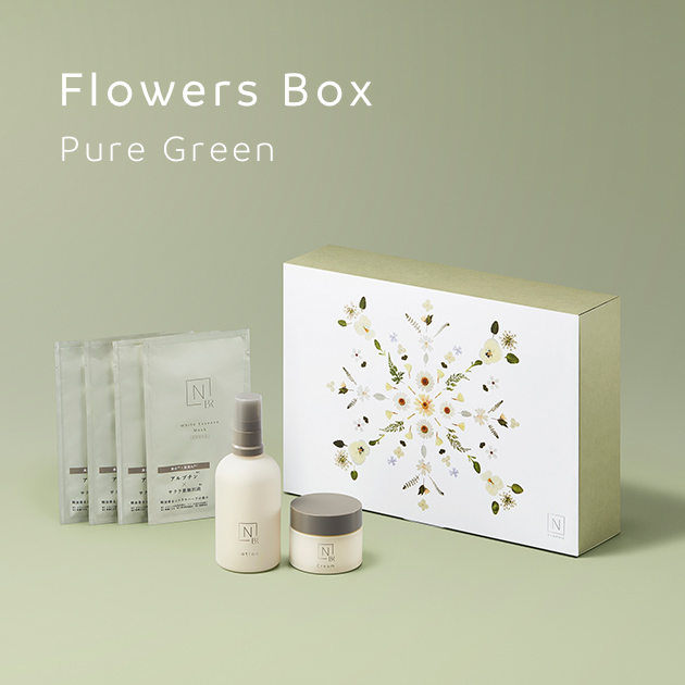 緑色の背景に「Flowers Box Pure Green」のテキストにN organic Brightマスク、ローション、クリームの商品と花形デザインのギフトの箱の写真
