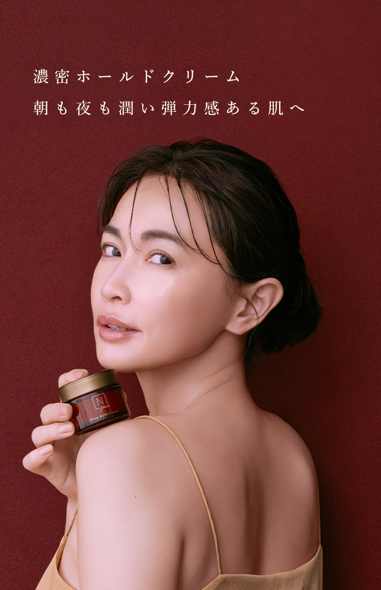 赤い背景に長谷川京子がN organic Plenumの「ディープホールド　クリーム」の商品を肩に持っている写真に「濃密ホールドクリーム　朝も夜も潤い弾力感ある肌へ」のテキスト 