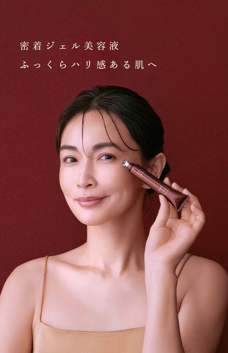 赤い背景に長谷川京子がN organic Plenumの「リンクルダイレクト　エッセンス」の商品を肩に持っている写真に「濃密ジェル美容液　ふっくりハリある肌へ」のテキスト 